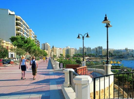 Modern Apartment Steps To St George'S Bay St. Julian's Exterior foto